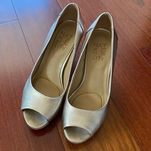 Naturalizer small platform heels Size 4